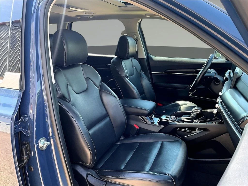 Used 2025 Black Kia S image 33