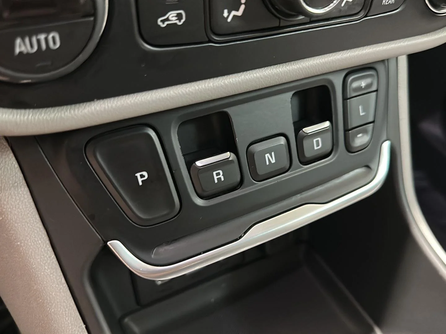 Used 2019 EBONY TWILIGHT METALLIC GMC SLT image 14