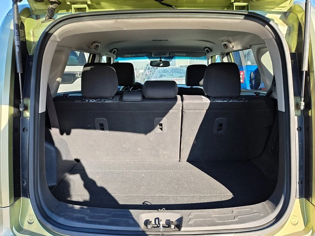 Used 2011 Green Kia Plus image 9