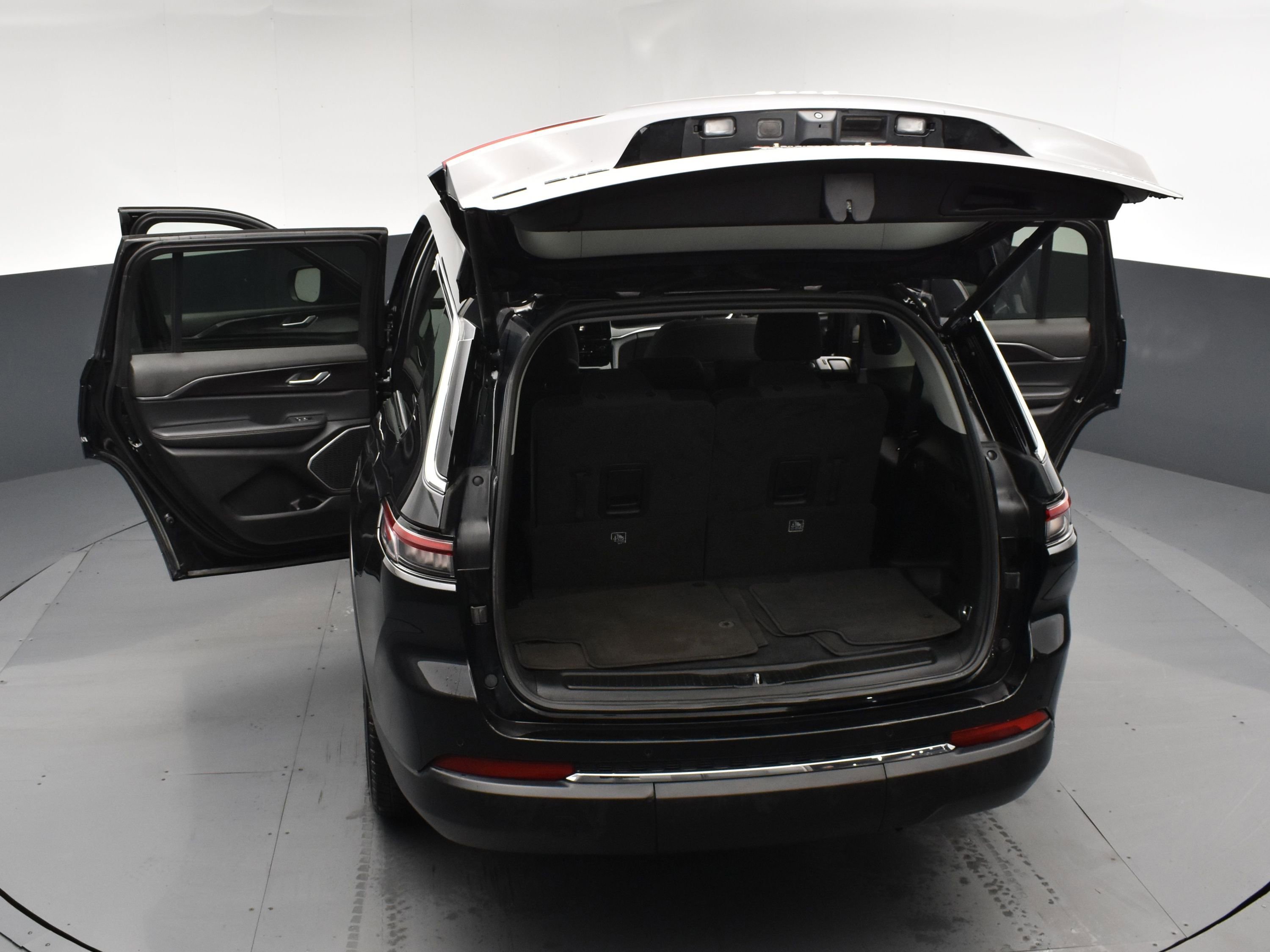 Used 2022 Diamond Black Crystal Pearlcoat Jeep Laredo image 28