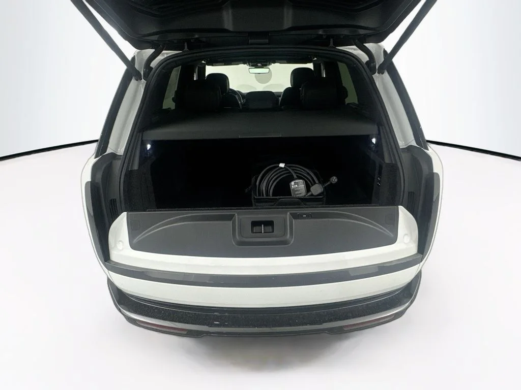 New 2026 Fuji White Land Rover SE image 27