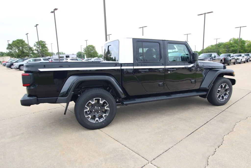 New 2026 Black Clear-Coat Exterior Paint Jeep Sahara image 5