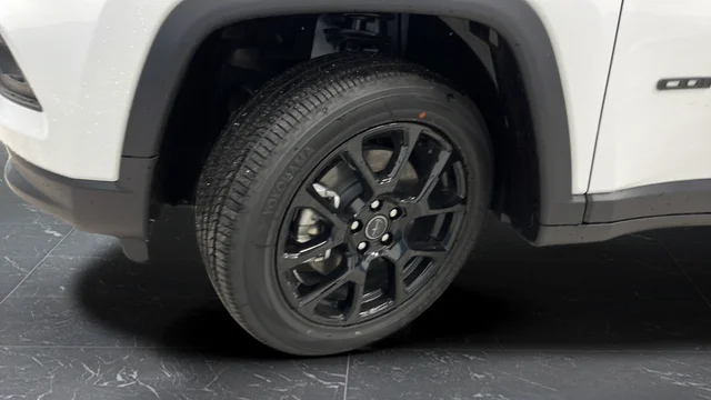 New 2026 Bright White Clearcoat Jeep Latitude image 28