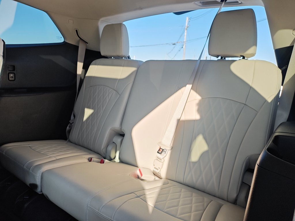 Used 2022 White Buick Avenir image 25