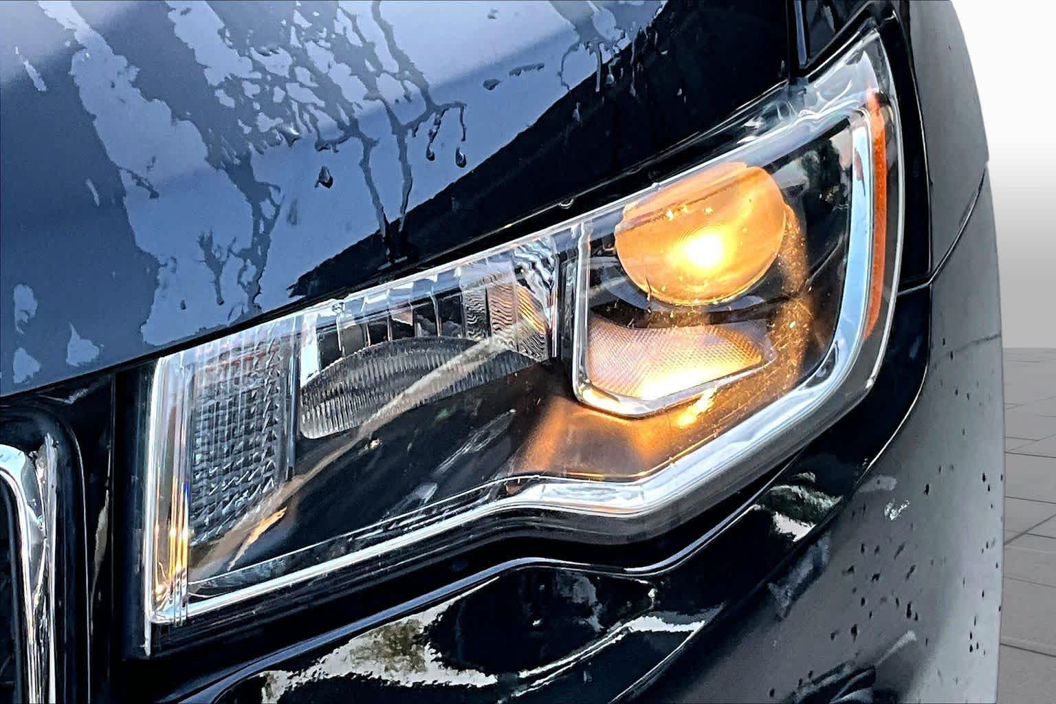 Used 2020 Diamond Black Crystal Pearlcoat Jeep Limited image 29
