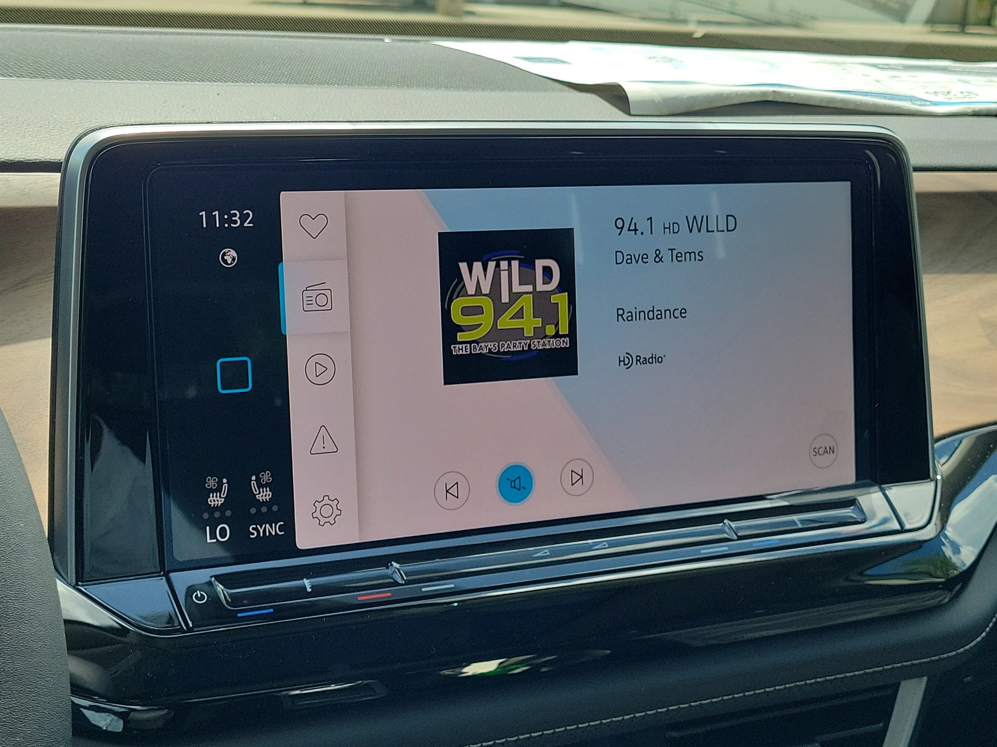New 2026 White Volkswagen 2.0T SE w/Technology image 24