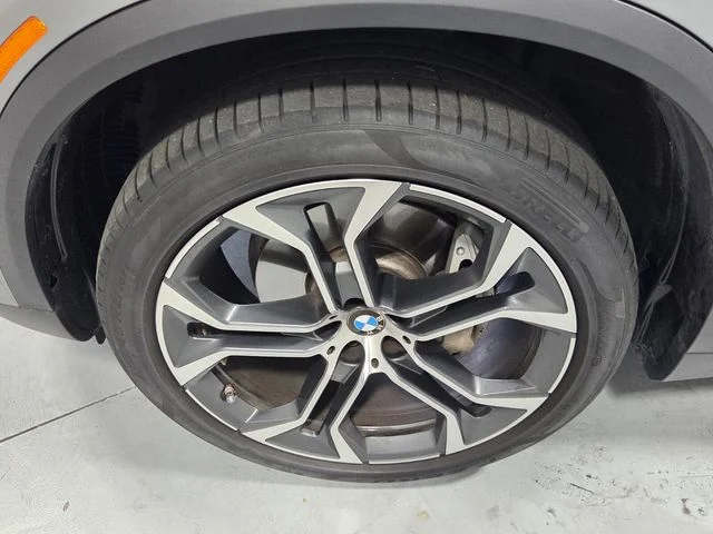 Used 2024 Gray BMW xDrive40i image 17