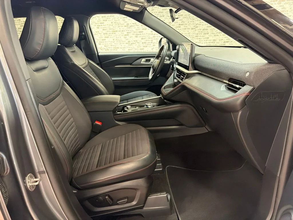 Used 2025 Carbonized Gray Metallic Ford ST-Line image 11