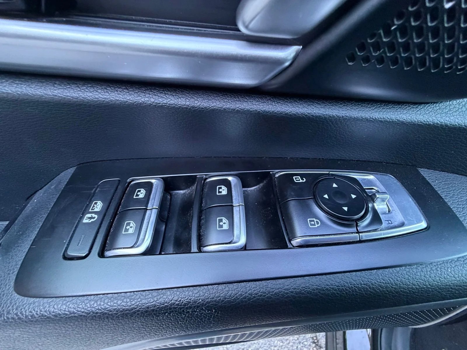 Used 2025 Green Kia S image 8