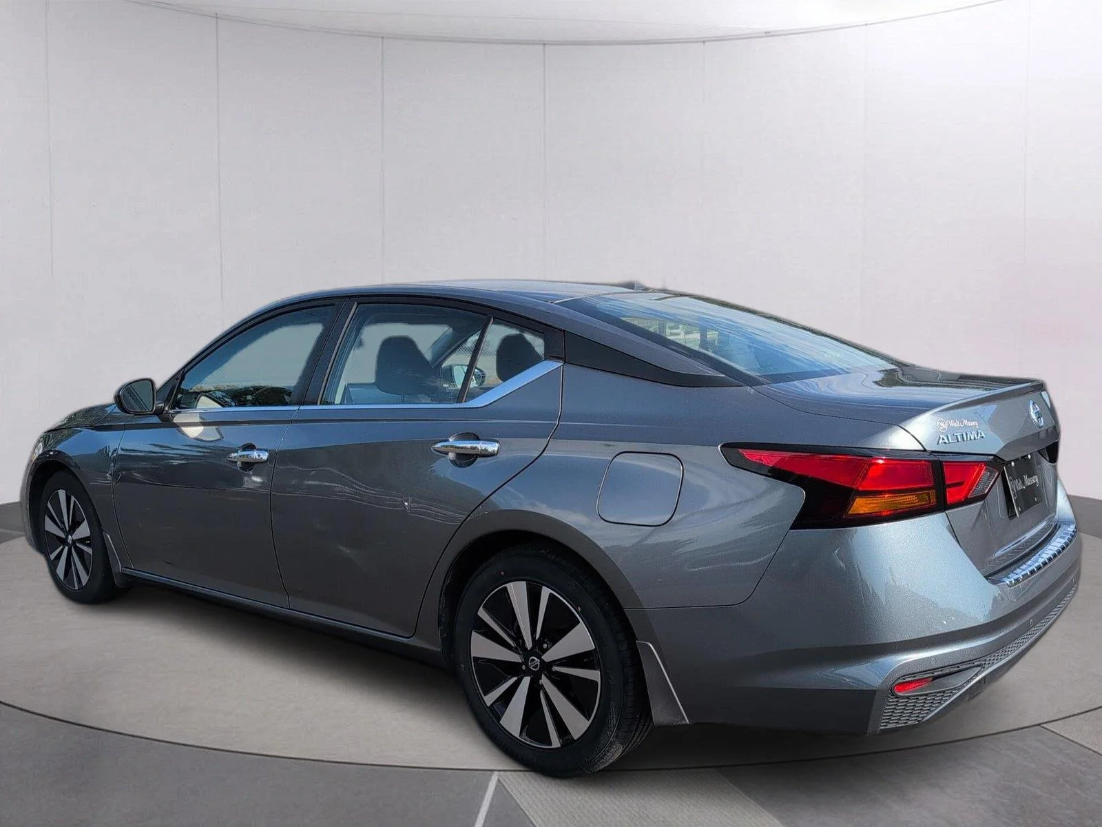 Used 2022 Gun Metallic Nissan 2.5 SV image 5