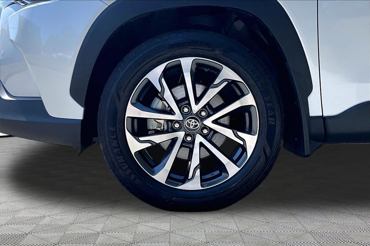 Used 2023 Wind Chill Pearl Toyota XLE image 11