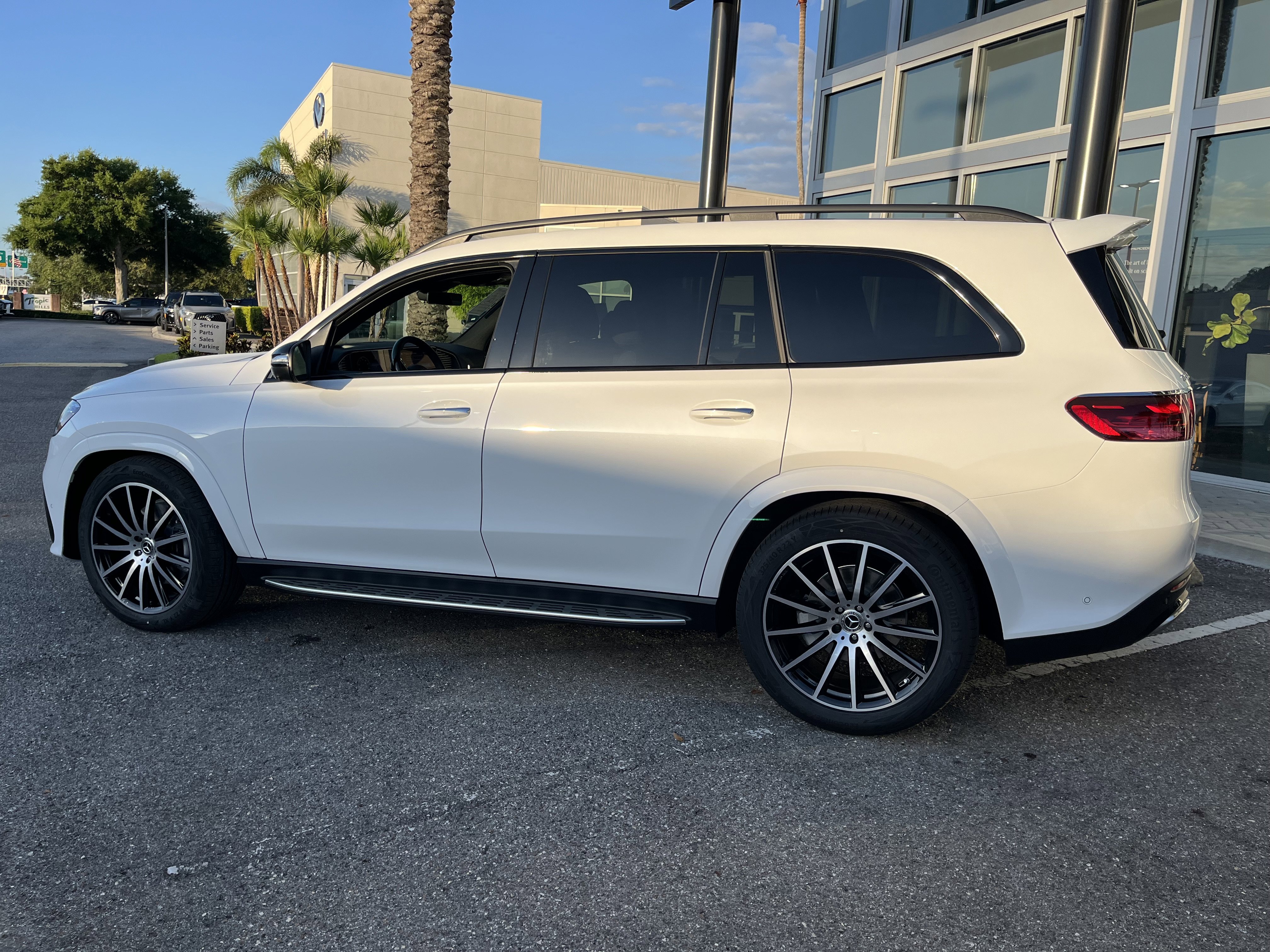 New 2026 MANUFAKTUR Moonlight White Metallic Mercedes-Benz GLS 580 image 4