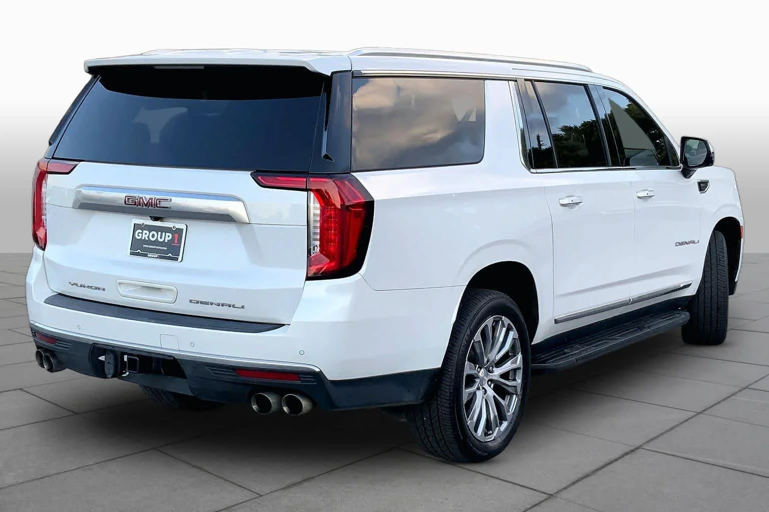 Used 2021 White Frost Tricoat GMC Denali image 12