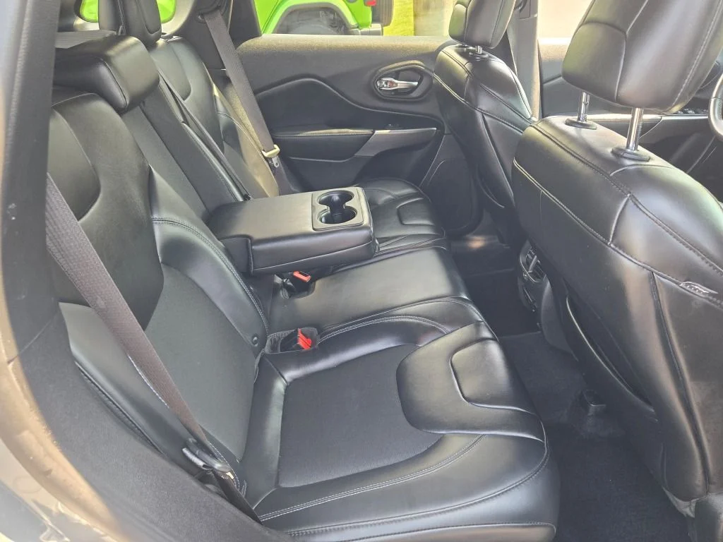 Used 2019 Gray Jeep Latitude Plus image 11