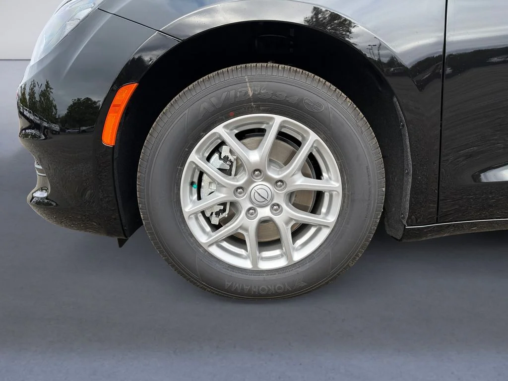 2025 Chrysler Voyager LX - Photo 10