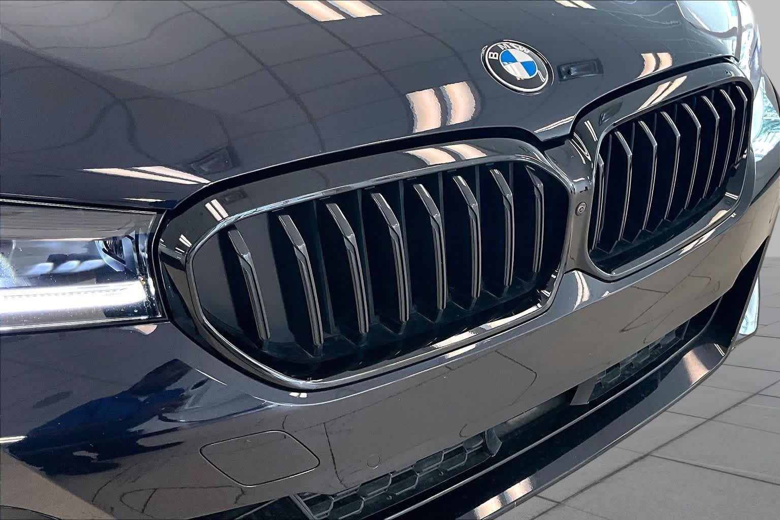 Used 2023 Carbon Black Metallic BMW M550i xDrive image 28