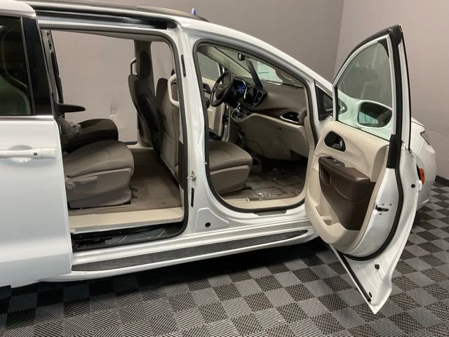Certified Used 2021 Bright White Clearcoat Chrysler Touring image 20