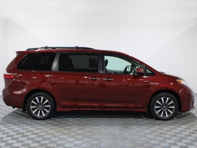 Used 2020 Salsa Red Pearl Toyota XLE 7-Passenger image 7