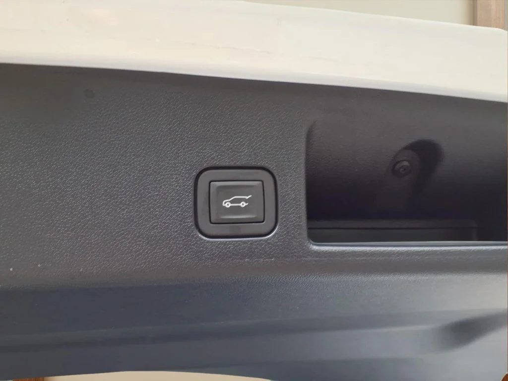 Used 2025 White Chevrolet LT image 32