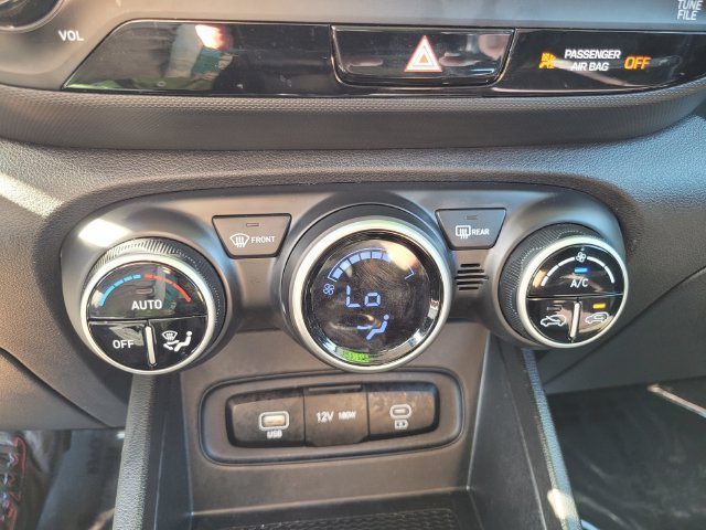 Used 2025 White Hyundai SEL image 25