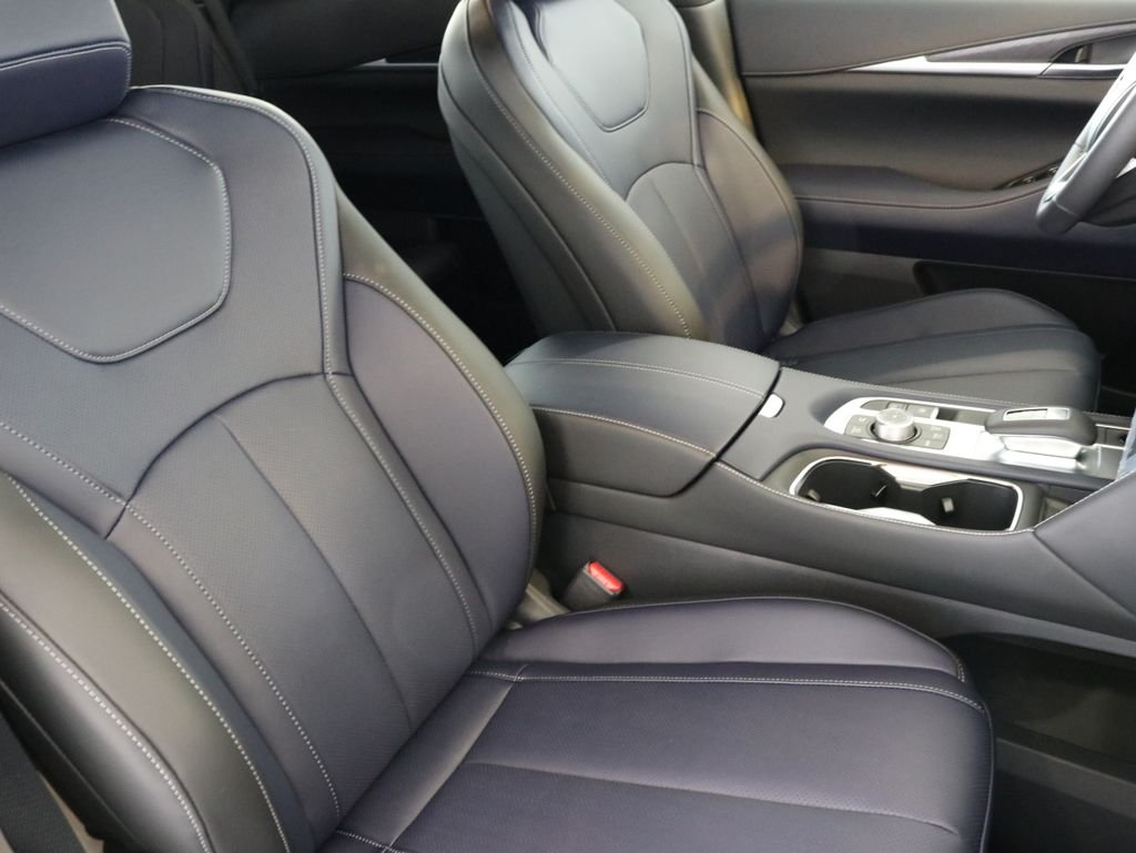 New 2026 2T RAD WHT INFINITI Sport AWD image 49