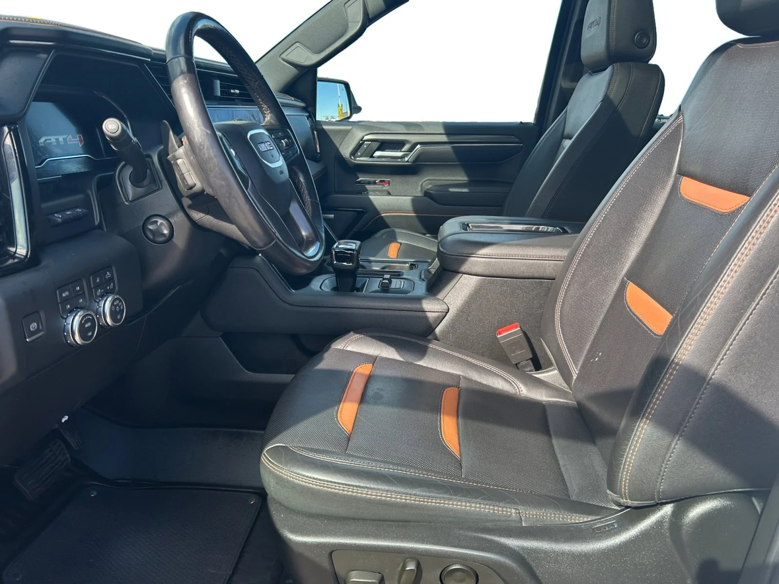 Used 2022 White GMC AT4 Crew Cab image 14