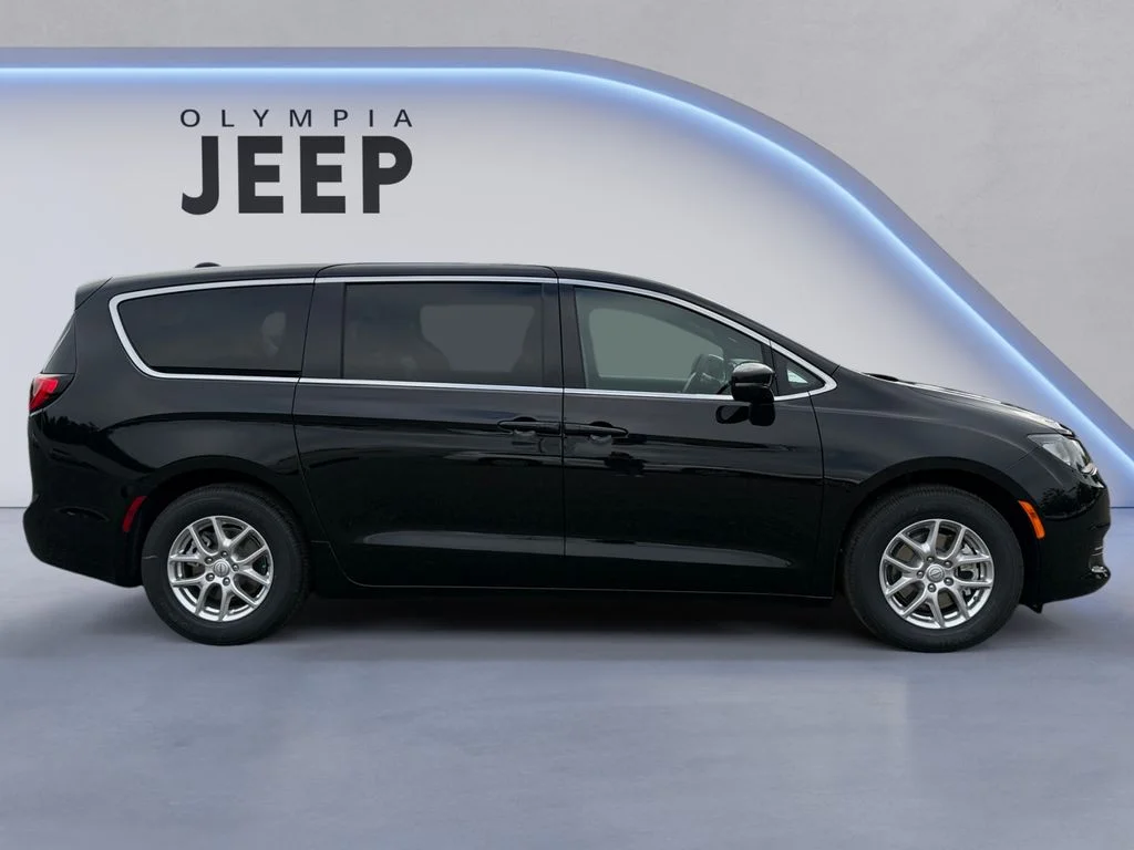 2025 Chrysler Voyager LX - Photo 7
