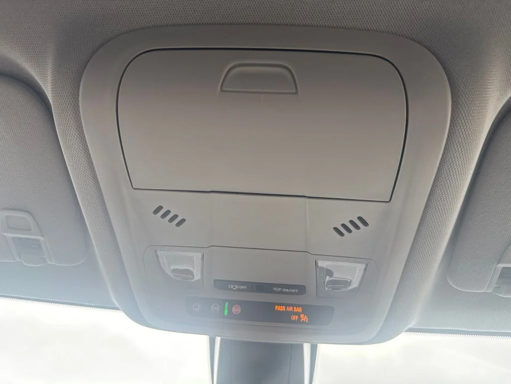 Used 2025 White Chevrolet LT image 39