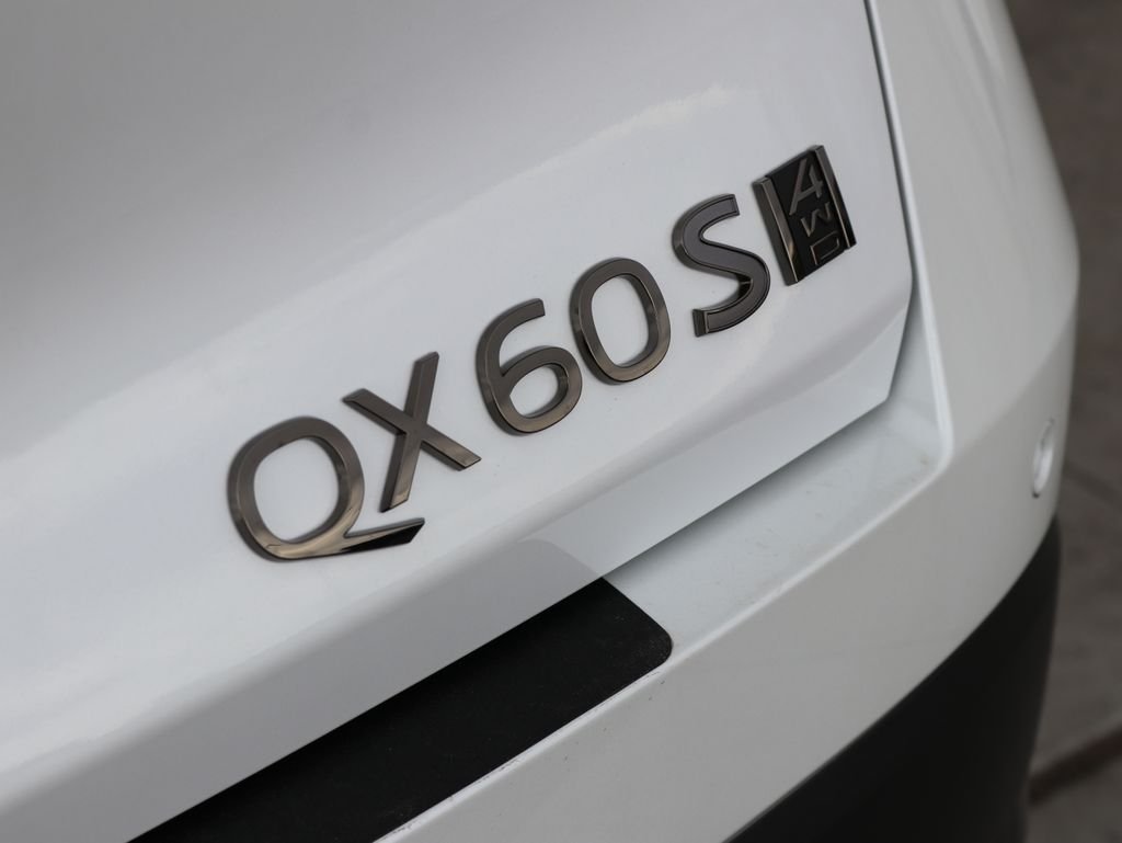 New 2026 2T RAD WHT INFINITI Sport AWD image 36
