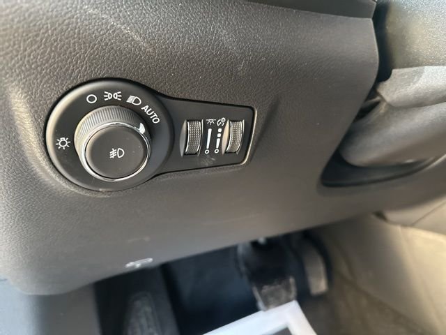 New 2026 Diamond Black Crystal Pearlcoat Jeep Latitude image 19