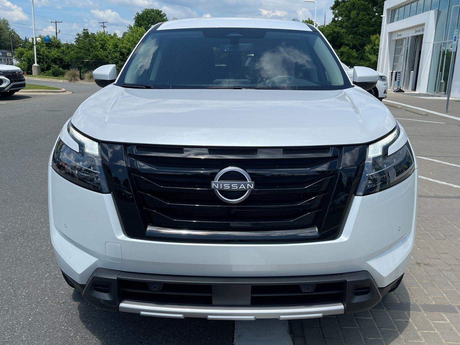 Used 2025 Everest White Pearl Tricoat Nissan SL image 8