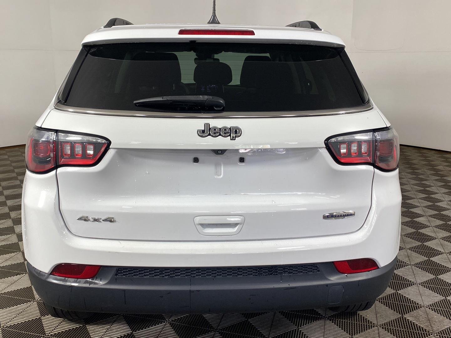 Used 2022 Bright White Clearcoat Jeep Latitude image 8