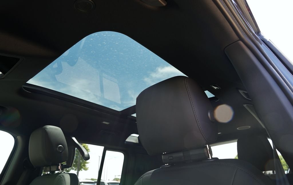 New 2026 Carpathian Grey Land Rover X-Dynamic SE image 13