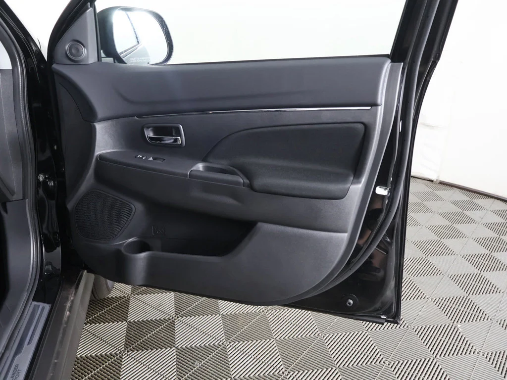 New 2027 Black Mitsubishi 2.0 ES AWC image 20