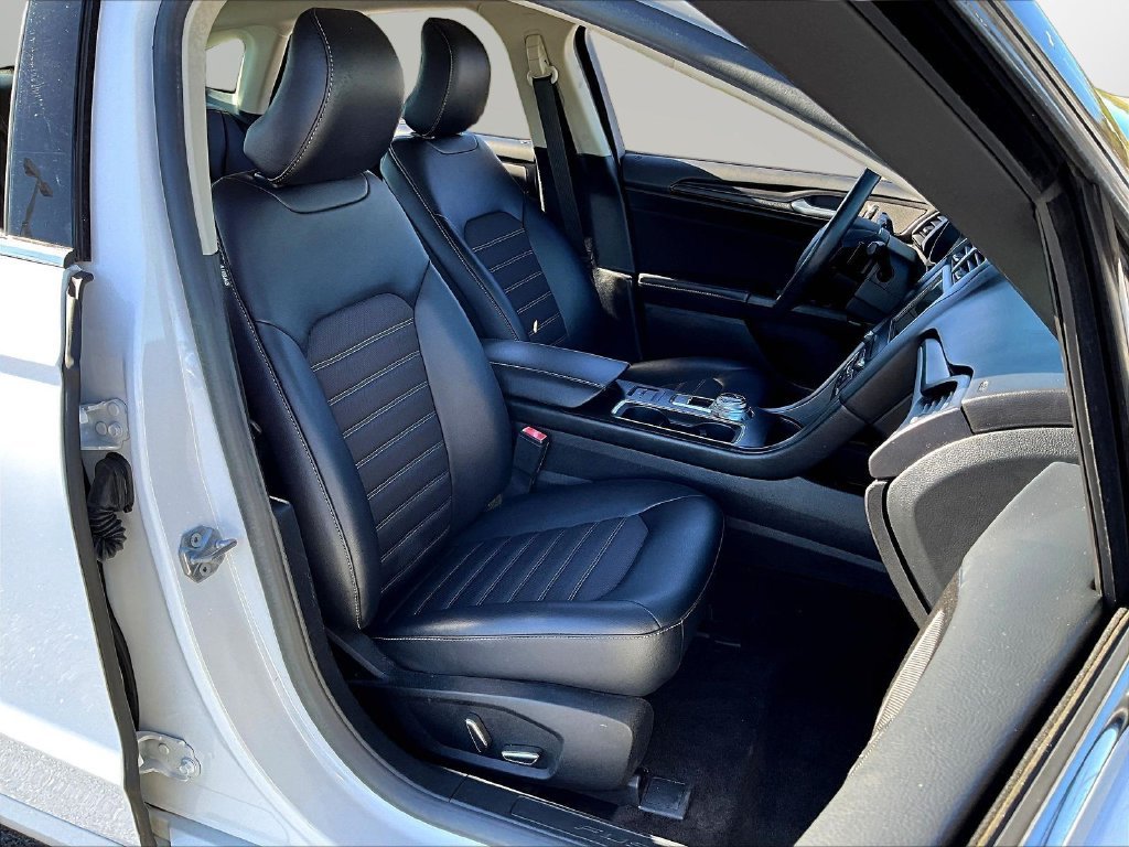 Used 2018 White Ford SE image 33