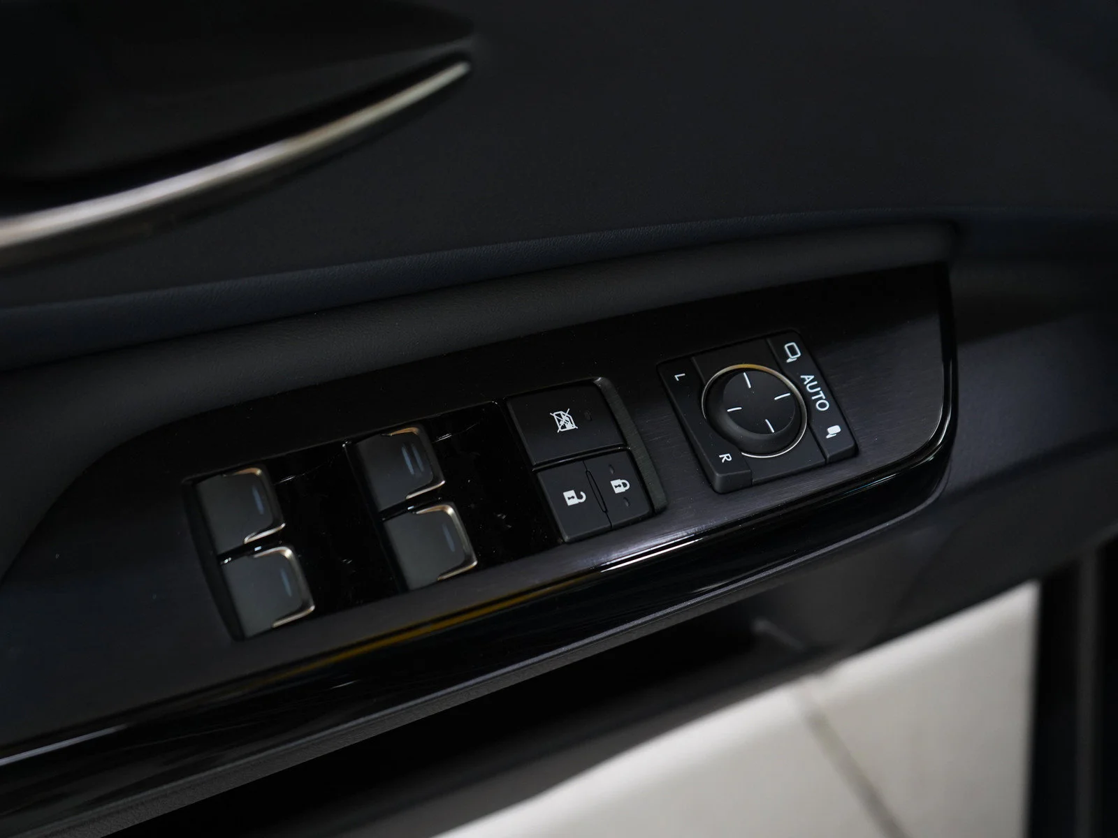 Used 2025 Obsidian Lexus 300h F SPORT Handling image 18