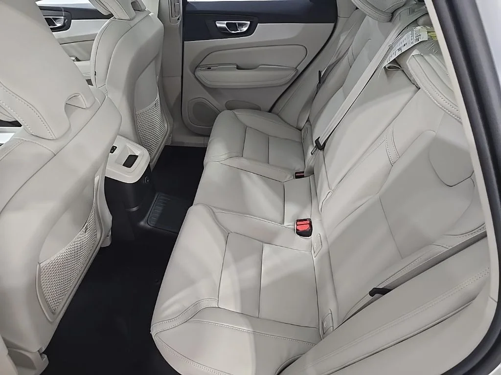 New 2026 Crystal White Volvo T8 Ultra image 19