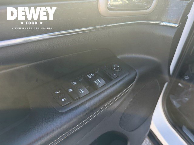 Used 2017 Bright White Clearcoat Jeep Limited image 10