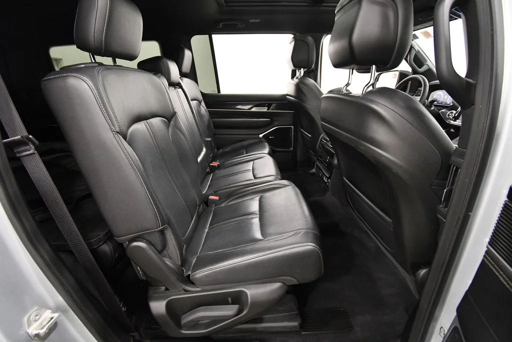 Used 2024 Silver Jeep Base image 18