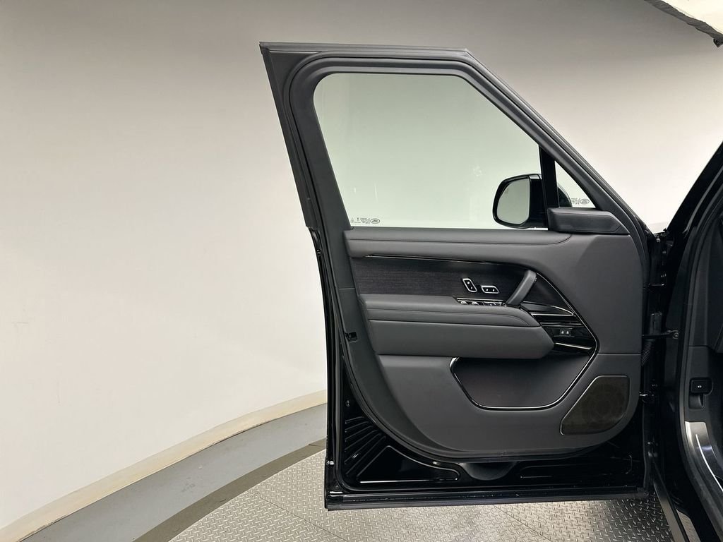 New 2026 Narvik Black Land Rover SV image 9