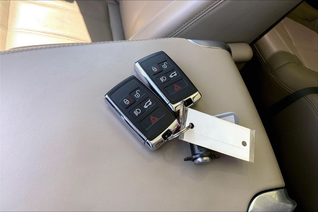 Used 2019 White Land Rover Supercharged image 31
