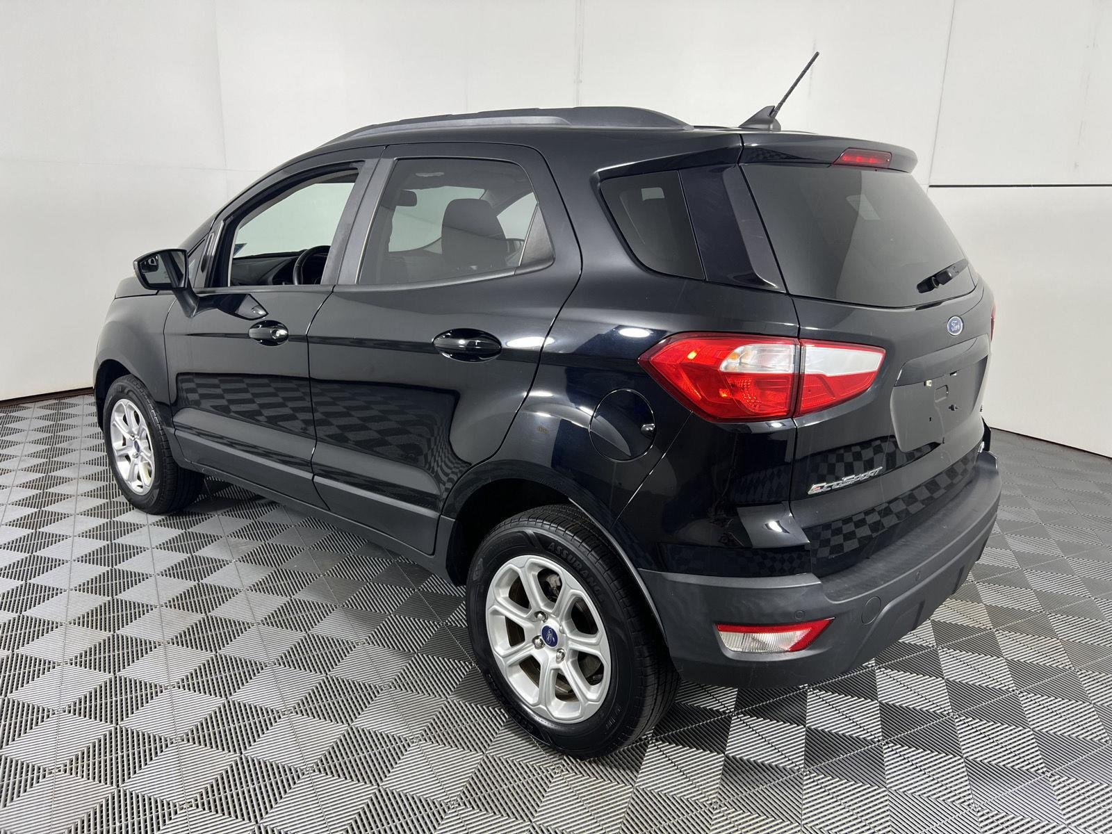Used 2019 Shadow Black Ford SE image 9