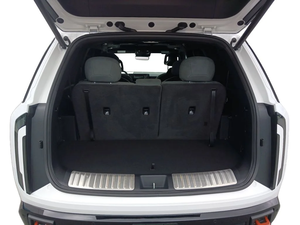 Used 2027 White Kia X-Pro SX-Prestige image 13