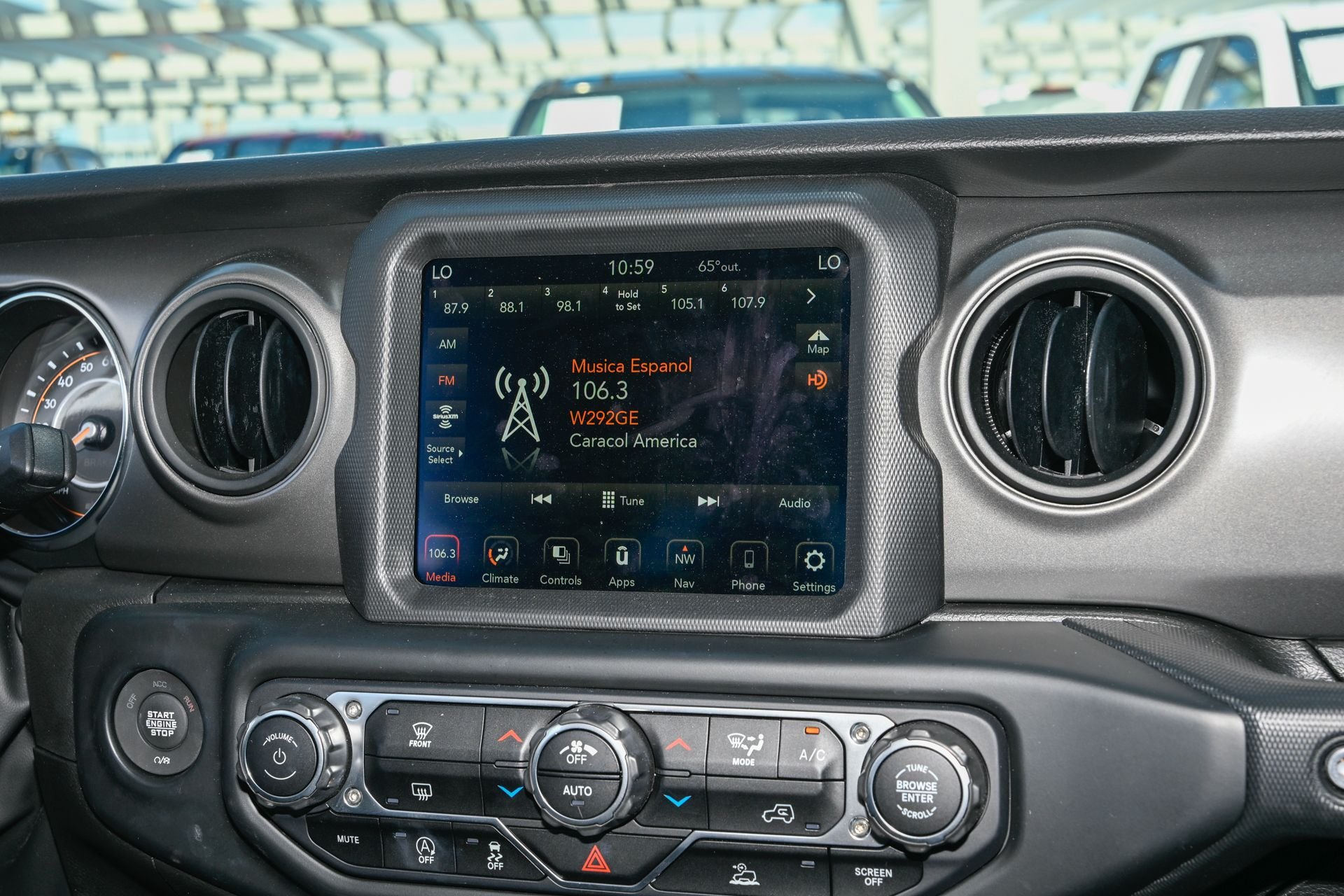 Used 2023 White/off-white Jeep Sport S image 21