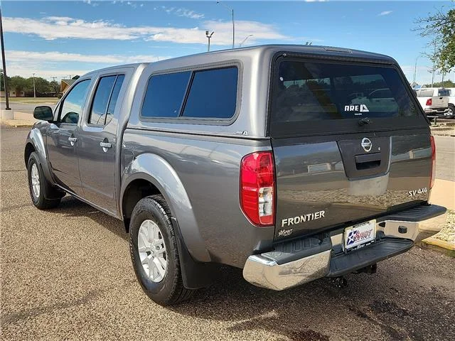 Used 2018 Gray Nissan SV 4x4 Crew Cab 6 ft. box 139.9 in. WB image 3