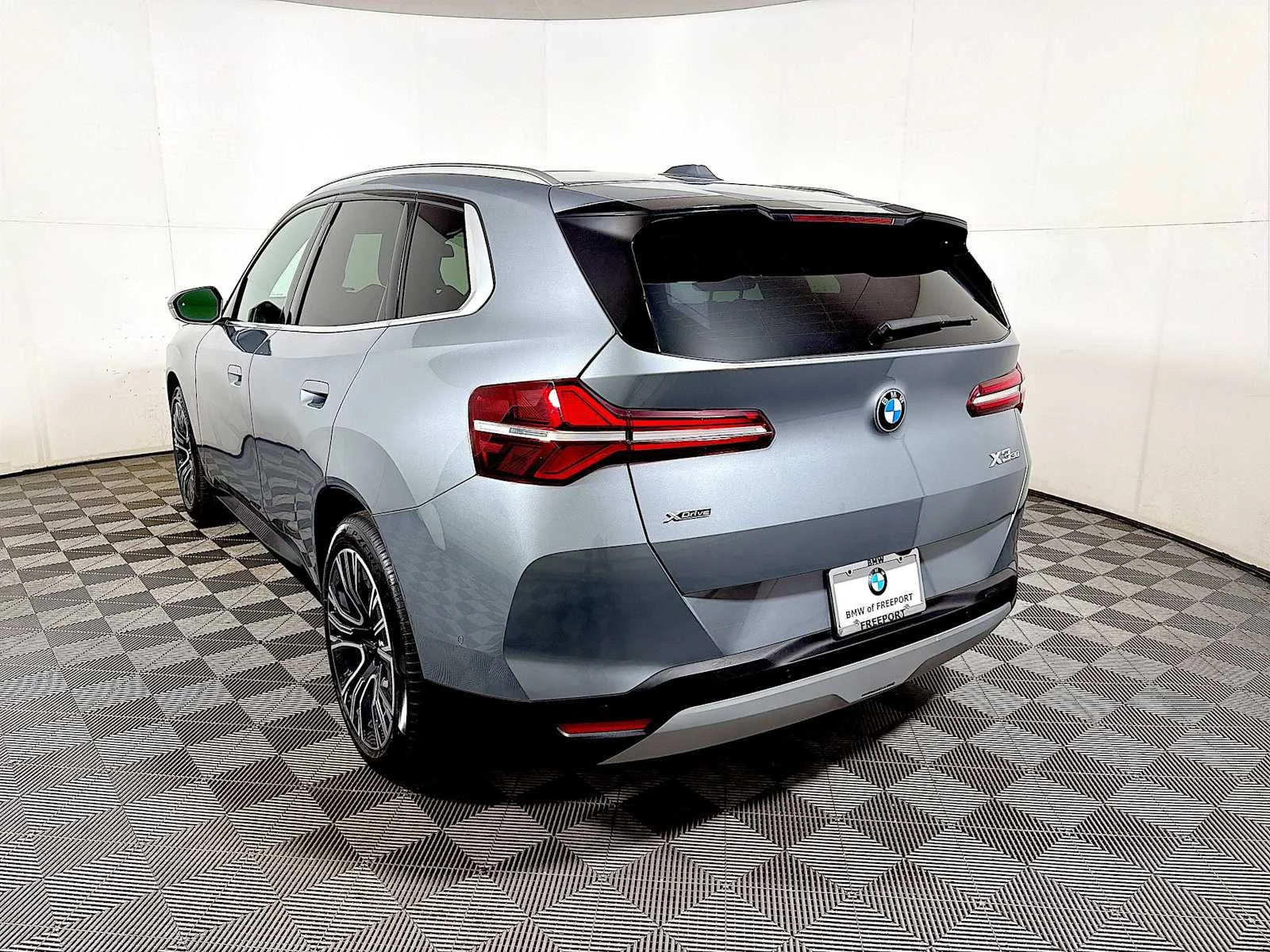 Used 2026 Skyscraper Grey Metallic BMW 30 xDrive image 5