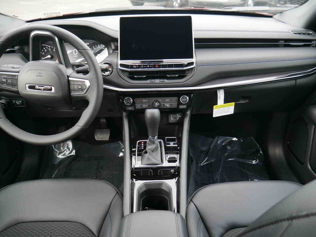 New 2026 Red Hot Pearl-Coat Exterior Paint Jeep Latitude image 4