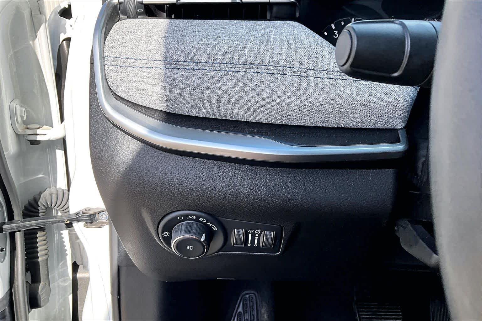 Used 2024 Bright White Clearcoat Jeep Latitude image 33
