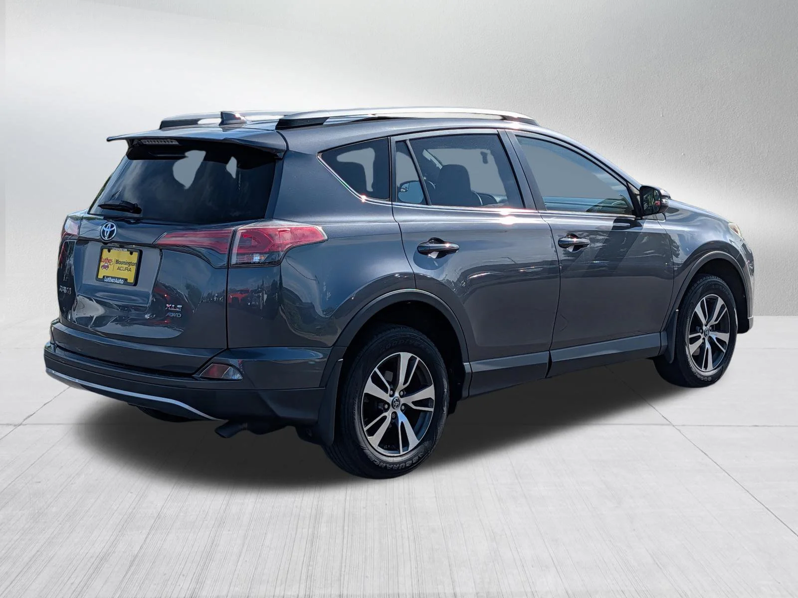 Used 2017 Magnetic Gray Metallic Toyota XLE image 7