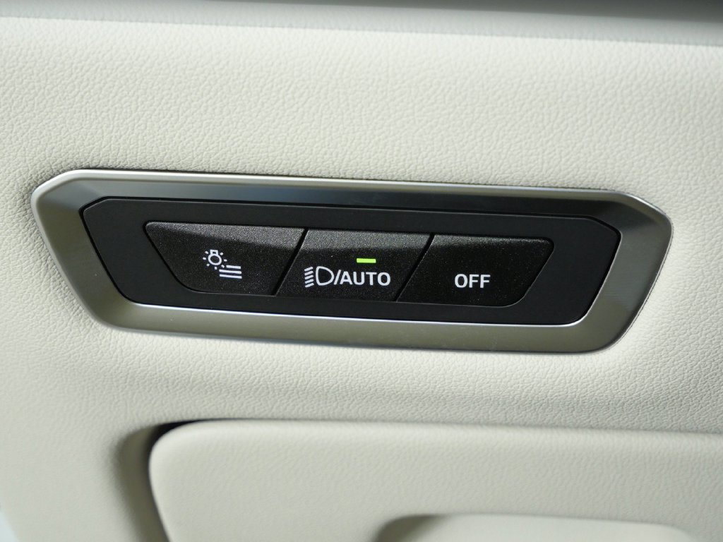 Used 2027 White BMW xDrive40i image 42